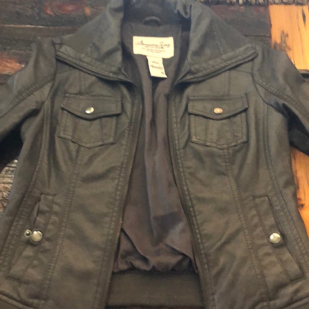 Cute fitted gray leather with zipper sleeves